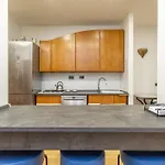 Apartment Spacious 4 Bdr With Parking *