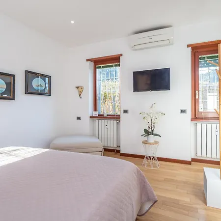 Spacious 4 Bdr With Parking Lejlighed *
