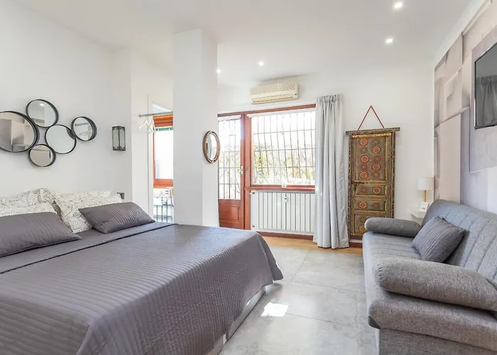 Spacious 4 Bdr With Parking * Rom